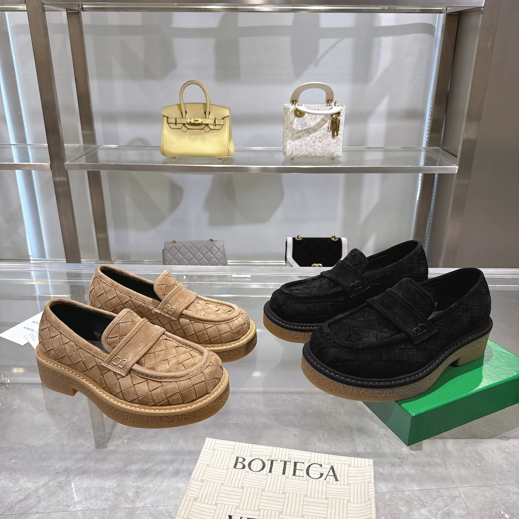 [BV] Top P: 840💰Size for couples: 35-44 (Female 40, Male 38 45, custom-made, non-returnable) Bottega Veneta classic Bottega Veneta counter model! Big square head! Woven slip-on deep-mouth shoes! Reproduction of the original board! The feet are super domineering! Original molded outsole! High-grade mercerized cow velvet! Solid color Niuli!